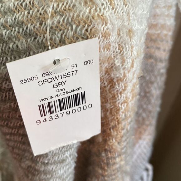 BUCKLE Grey Tan and White Plaid Fringe Blanket-NWT - Picture 4 of 4